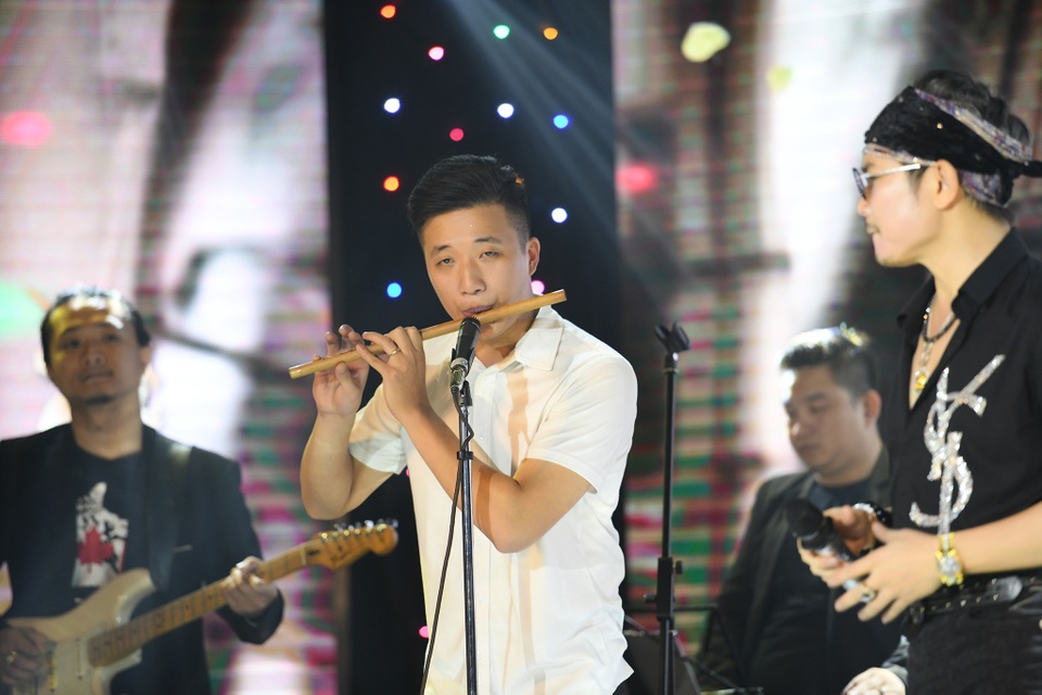 “Cá sấu chúa” Quỳnh Nga mặc gợi cảm tới chúc mừng sinh nhật Jimmii Nguyễn - 10 Tiếng sáo dân tộc xuất hiện trong phần biểu diễn của nam ca sĩ Jimmii Nguyễn.
