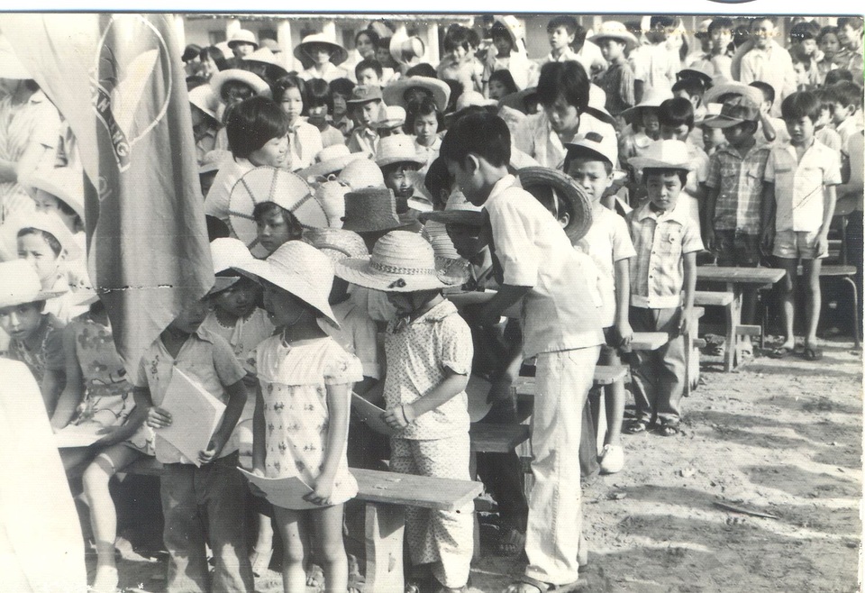 Mũ nan, dép lê và nón lá luôn được coi là những “đặc sản” của những năm 70, 80.