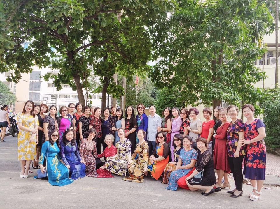 Đông đảo các thầy cô từng giảng dạy tại trường rất vui vẻ trong ngày hội ngộ, ôn lại kỷ niệm và cùng tham gia các buổi làm chương trình chuẩn bị cho sự kiện.