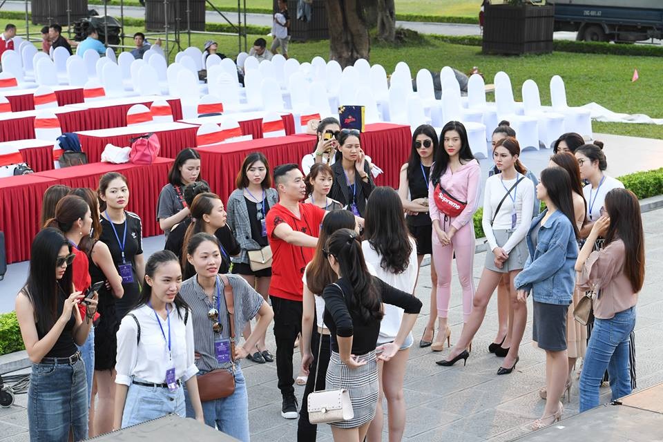 Bà xã Minh Tiệp làm vedette trình diễn áo dài của NTK Đỗ Trịnh Hoài Nam - 1 Bộ sưu tập áo dài quốc kỳ “Thế giới như tôi thấy” của NTK Đỗ Trịnh Hoài Nam được lựa chọn trình diễn trong lễ công bố giải đua xe công thức 1 (Formula One - F1) lần đầu tiên tại Việt Nam.