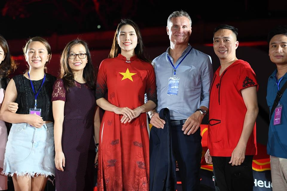 Bà xã Minh Tiệp làm vedette trình diễn áo dài của NTK Đỗ Trịnh Hoài Nam - 2 Bà xã Minh Tiệp - người đẹp Phạm Thùy Dương, cô từng lọt top 10 Hoa hậu Việt Nam năm 2010 sẽ là vedette trình diễn BST áo dài 22 quốc kỳ các nước có đường đua xe F1. Những tà áo dài dịu dàng với hình in quốc kỳ của các quốc gia là nét chấm phá duyên dáng quảng bá hình ảnh đất nước, con người Việt Nam.
