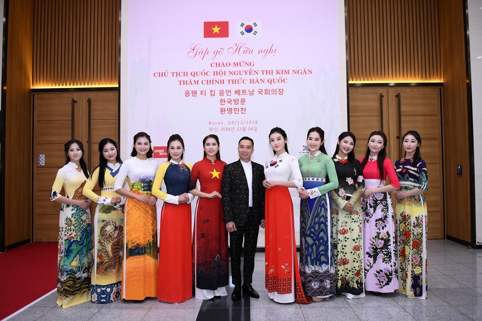 “Quỳnh Búp bê”, Á hậu Huyền My catwalk BST áo dài của NTK Đỗ Trịnh Hoài Nam - 1 NTK Đỗ Trịnh Hoài Nam và dàn người mẫu Việt Nam và Hàn Quốc biểu diễn trong chương trình.