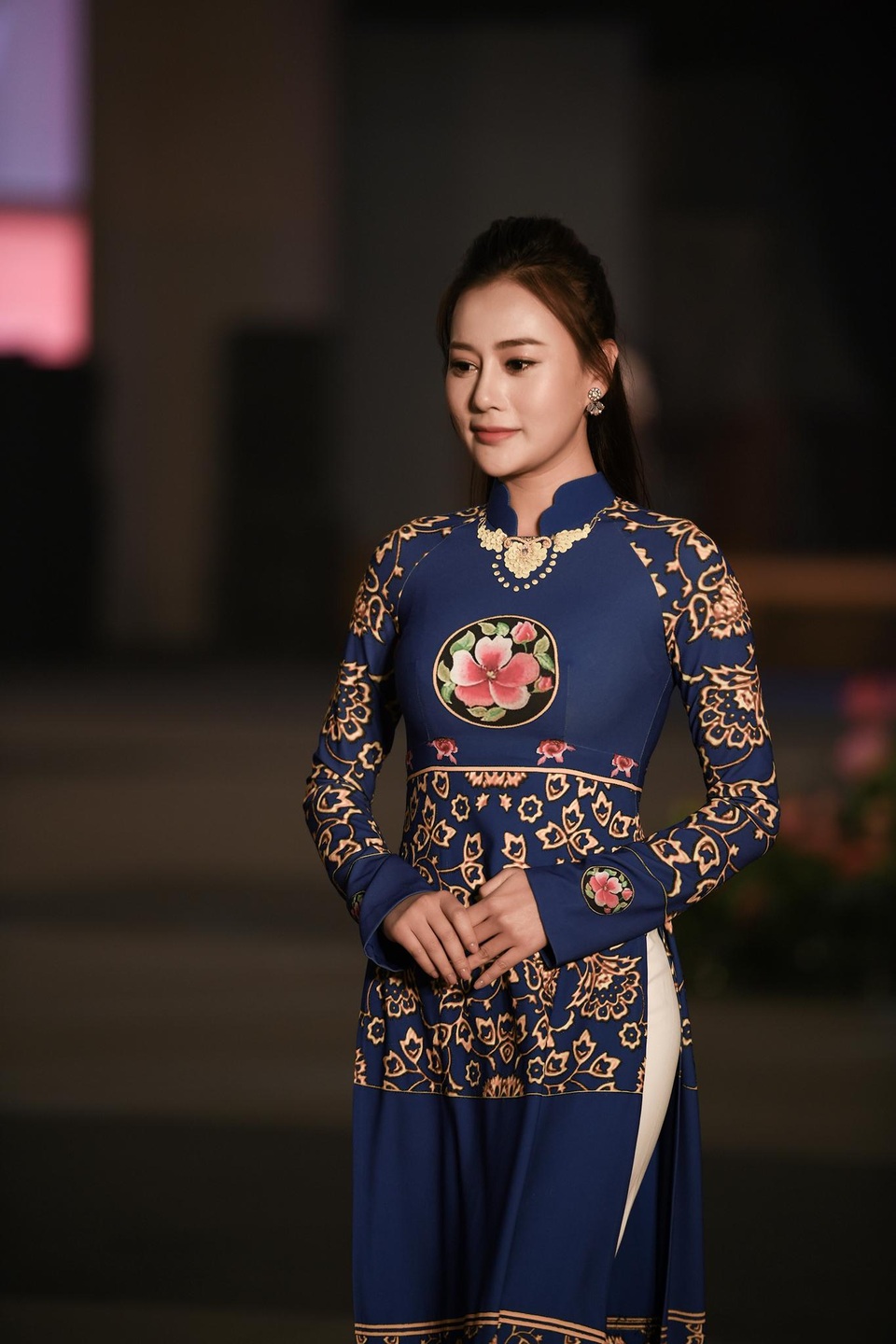 “Quỳnh Búp bê”, Á hậu Huyền My catwalk BST áo dài của NTK Đỗ Trịnh Hoài Nam - 2 Sau bộ phim Quỳnh Búp Bê, Phương Oanh là cái tên được công chúng không chỉ trong nước mà ngay cả những Việt kiều tại nước ngoài cũng vô cùng yêu mến. Xuất phát là người mẫu, trở lại với sàn diễn sau một thời gian dài vắng bóng đây là dịp hiếm hoi khán giả thấy được hình ảnh của Phương Oanh Oanh trên sàn catwalk.