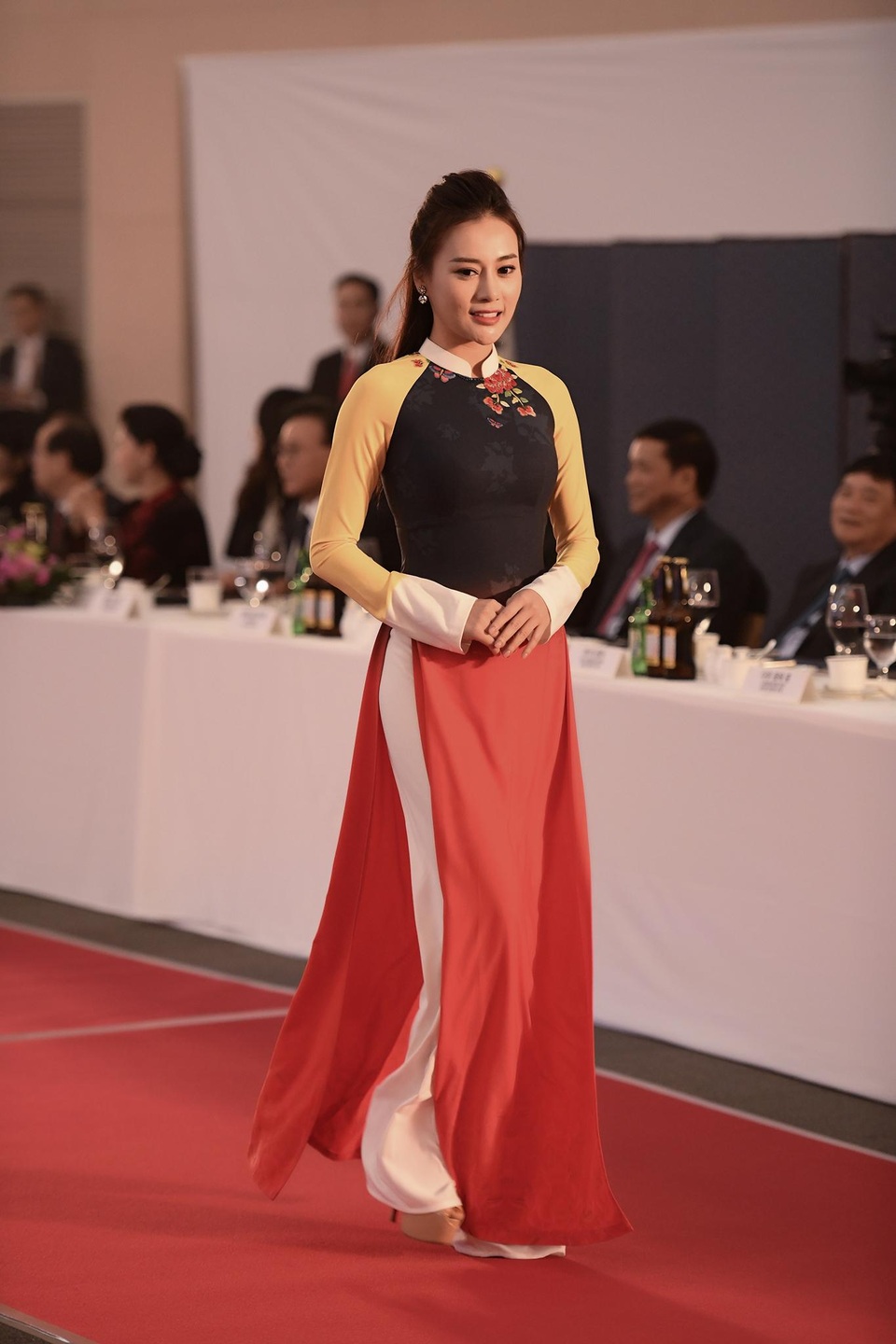 “Quỳnh Búp bê”, Á hậu Huyền My catwalk BST áo dài của NTK Đỗ Trịnh Hoài Nam - 4 Phương Oanh là người mẫu mở màn show diễn BST áo dài “Hàn Quốc” của NTK Đỗ Trịnh Hoài Nam trong chương trình giao lưu văn hoá Hữu nghị Việt - Hàn.