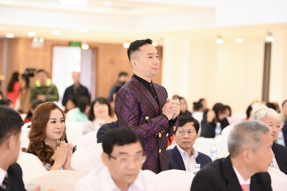 NTK Đỗ Trịnh Hoài Nam đưa họa tiết dát vàng 9999 và thổ cẩm lên áo dài - 2 NTK Đỗ Trịnh Hoài Nam tham dự Họp báo Lễ hội văn hóa thổ cẩm Việt Nam lần thứ I và Hội nghị xúc tiến đầu tư tỉnh Đắk Nông năm 2018.