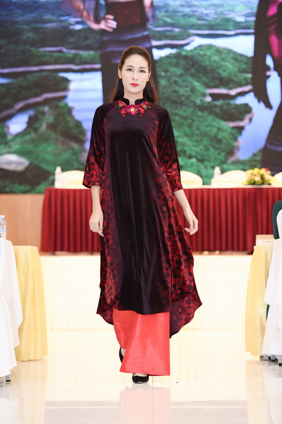 NTK Đỗ Trịnh Hoài Nam đưa họa tiết dát vàng 9999 và thổ cẩm lên áo dài - 6 Áo dài với hoạ tiết thổ cẩm truyền thống được cách điệu nơi cổ áo và dáng áo xuông mang lại nét thanh lịch, sang trọng.