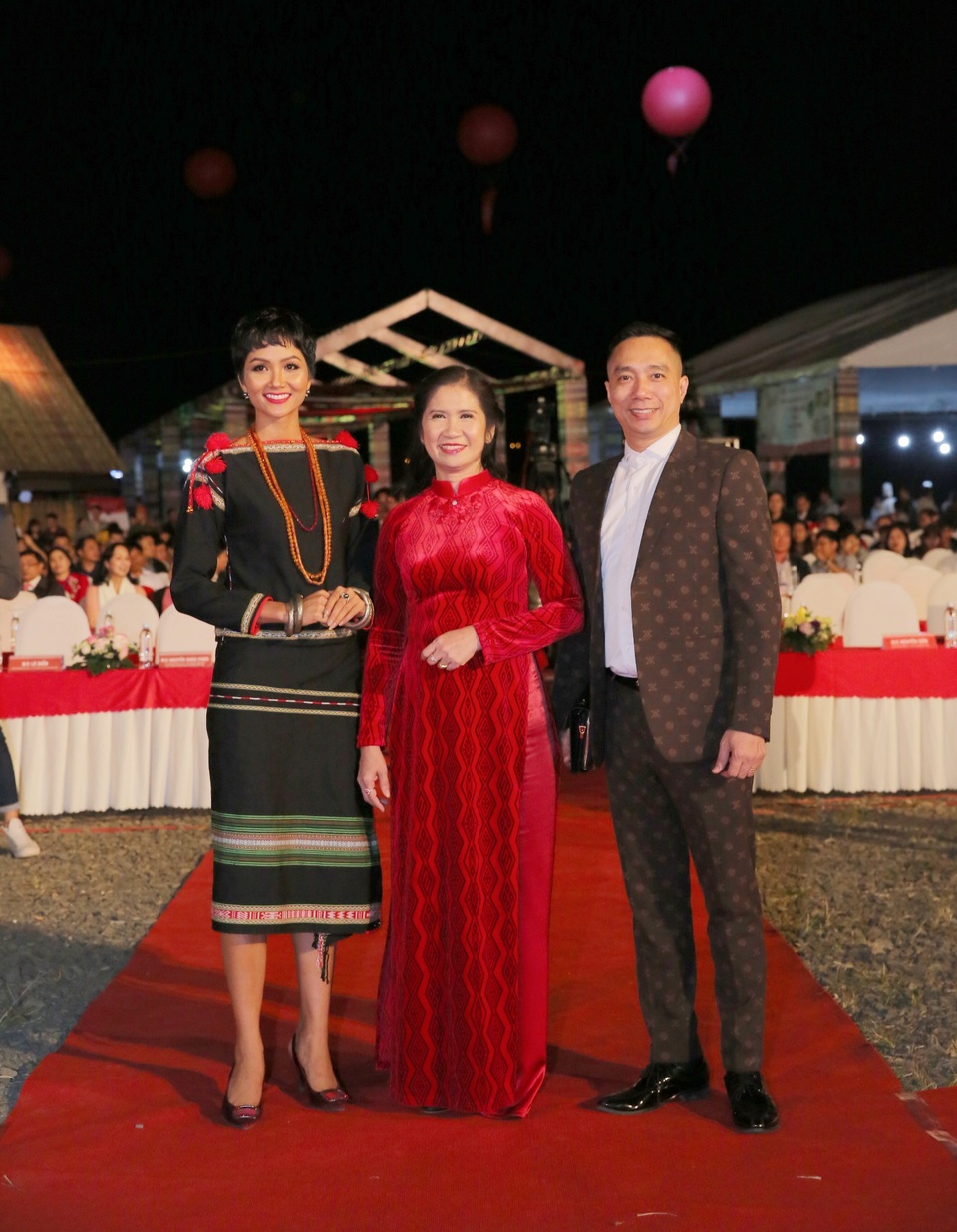 NTK Đỗ Trịnh Hoài Nam hội ngộ Hoa hậu Ngọc Hân, H’Hen Niê - Ảnh 1. NTK Đỗ Trịnh Hoài Nam hội ngộ Hoa hậu Ngọc Hân, H’Hen Niê - Ảnh 1.