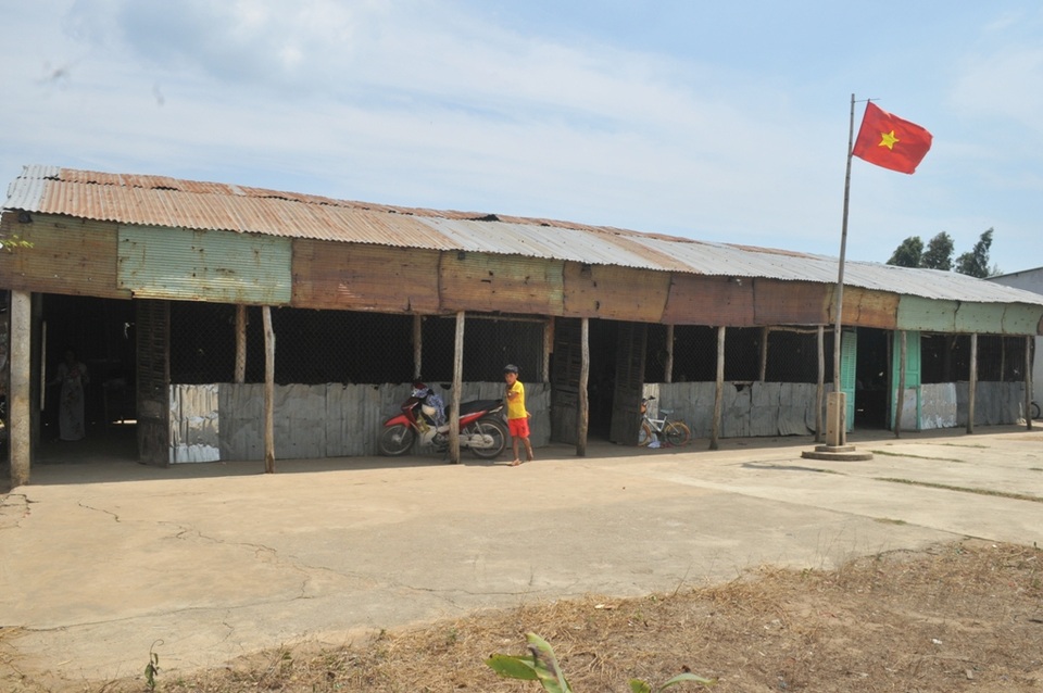 Học sinh rèn chữ trong “hộp tôn” sắp được vào trường mới - 2 Do trường mới chưa hoàn thành nên các em học sinh vẫn còn rèn chữ trong cái hộp tôn.