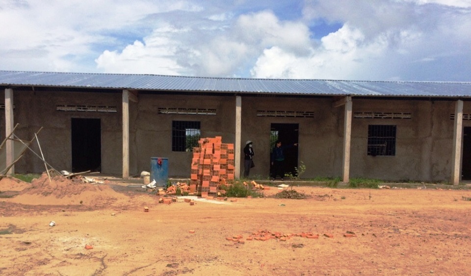 Học sinh rèn chữ trong “hộp tôn” sắp được vào trường mới - 1 Dự kiến 3 phòng học mới sẽ hoàn thành vào 13/9.