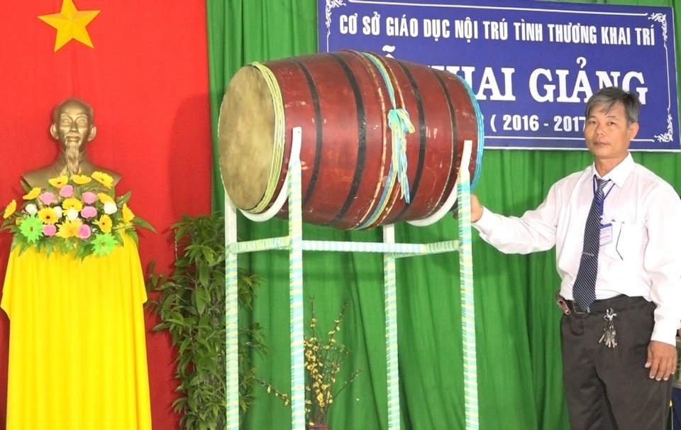 Trường học dành cho trẻ em cơ nhỡ… khai giảng muộn - 1 Đại diện Ban chủ nhiệm cơ sở giáo dục tình thương Khai Trí đánh trống khai giảng năm học 2016 - 2017