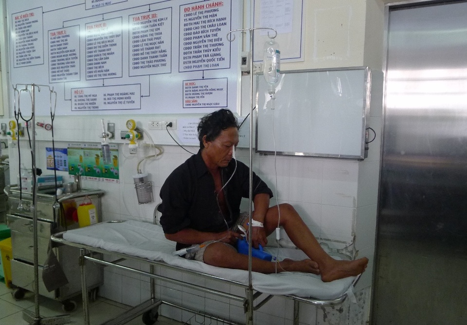 Sau khi gây án, ông Lê Văn Nhỏ uống thuốc sâu tự tử và người dân đưa ông đến bệnh viện Đa khoa tỉnh Kiên Giang cấp cứu