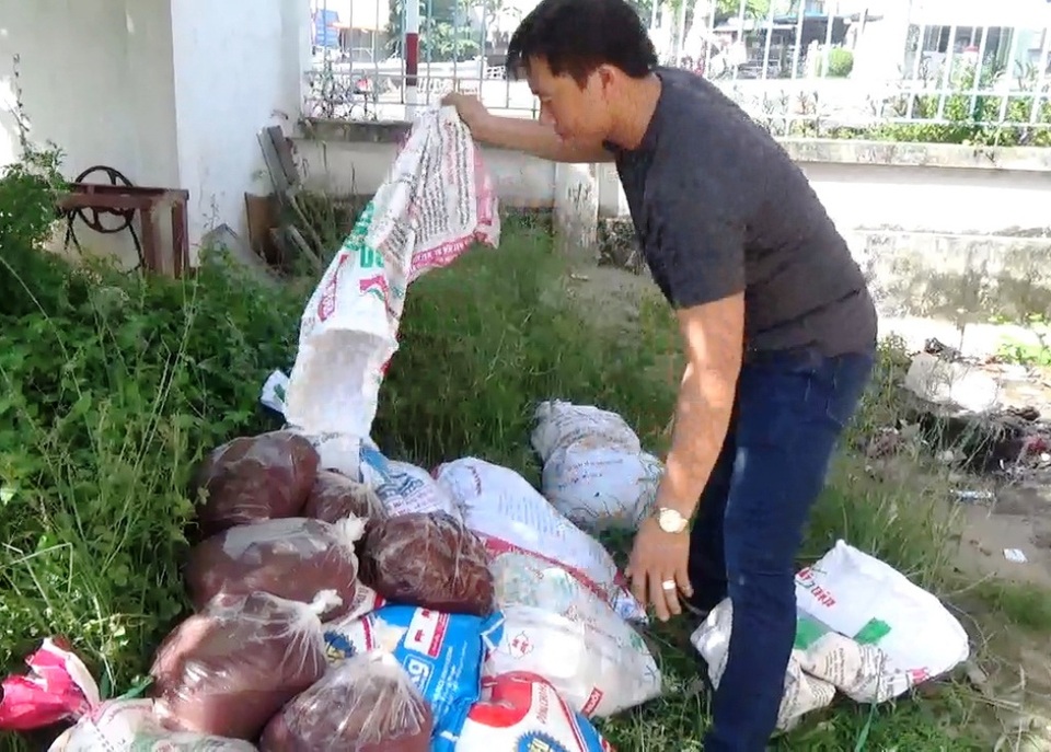 Tiêu hủy 240kg huyết heo "vô chủ" - 1
Tính từ đầu năm đến nay, lực lượng chức năng đã phát hiện và xử lý 3 vụ vận chuyển huyết heo không rõ nguồn gốc, đang bốc mùi hôi thối tuồn về An Giang