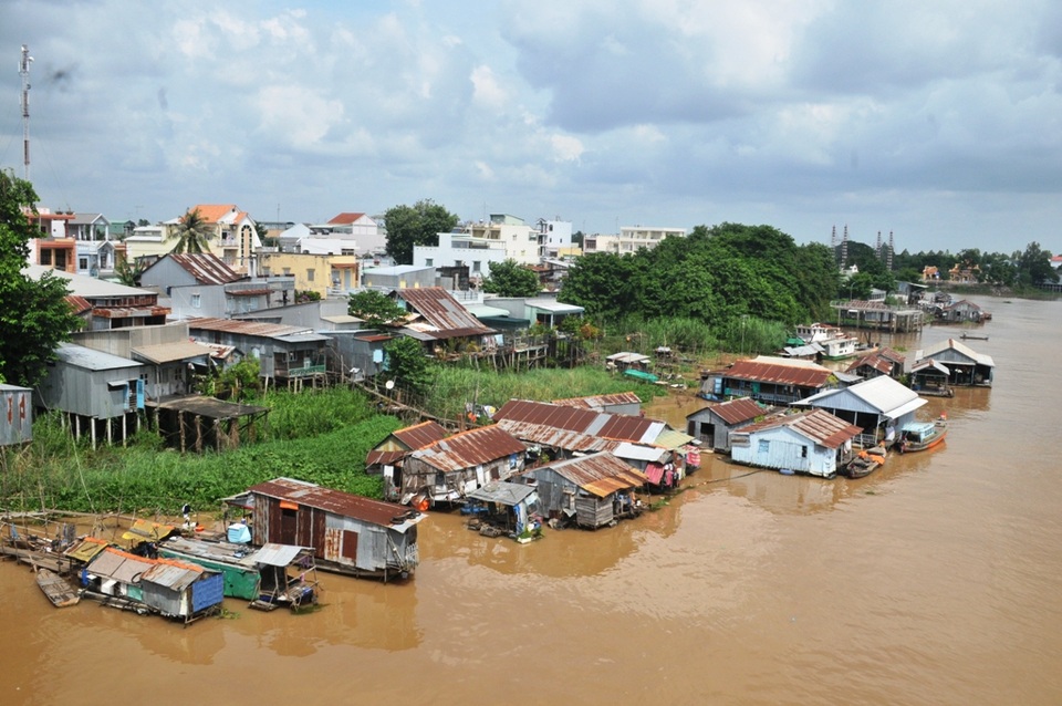 Khi vùng tâm lũ… “khát nước” - 1
Còn trên 2m nước nữa thì mực nước trên sông Châu Đốc mới có thể chạm đến nền nhà của dãy nhà sàn cặp sông Châu Đốc;
