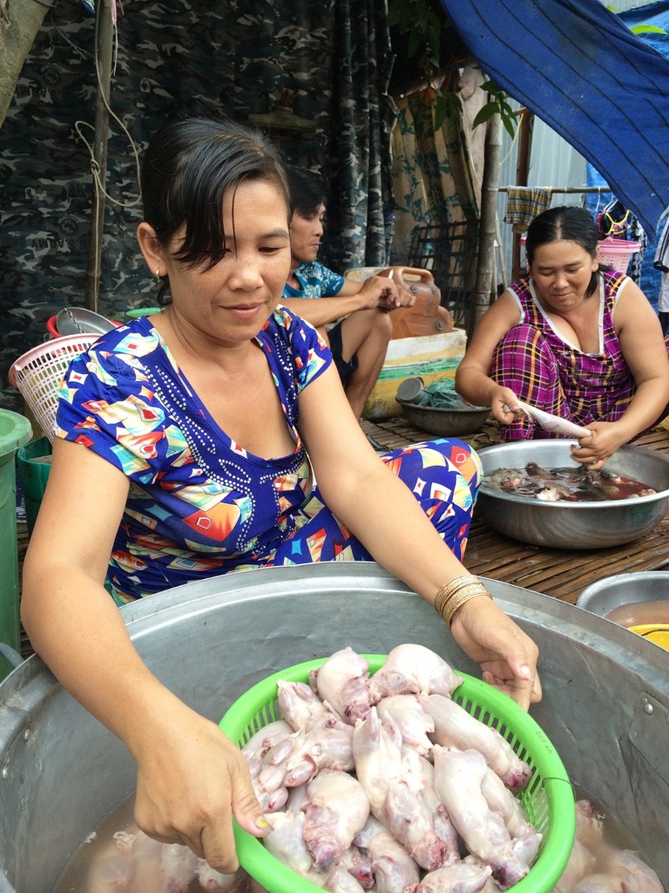 Khi vùng tâm lũ… “khát nước” - 8 Nhiều hộ dân khác ở ấp Phú Nghĩa tranh thủ khi lũ chưa về buổi tối đi đuổi chuột ngoài đồng ruộng. Trung bình một người đi làm nghề này cũng kiếm từ 100.000 - 200.000 đồng/đêm.