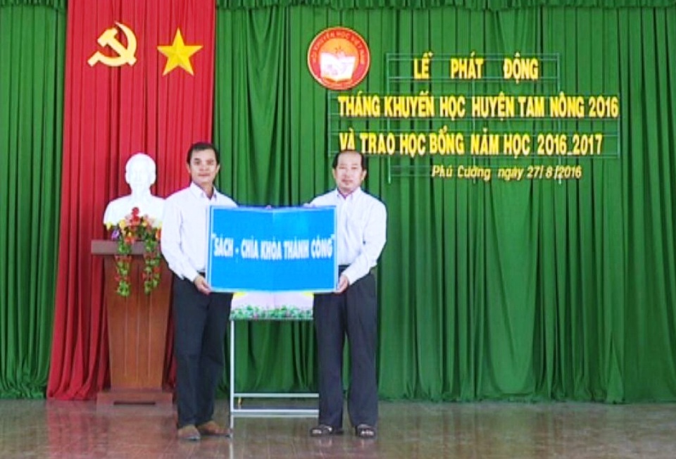 Ông Đoàn Tấn Bửu - Phó Chủ tịch UBND tỉnh Đồng Tháp trao tủ sách cho Hội Khuyến học huyện Tam Nông.