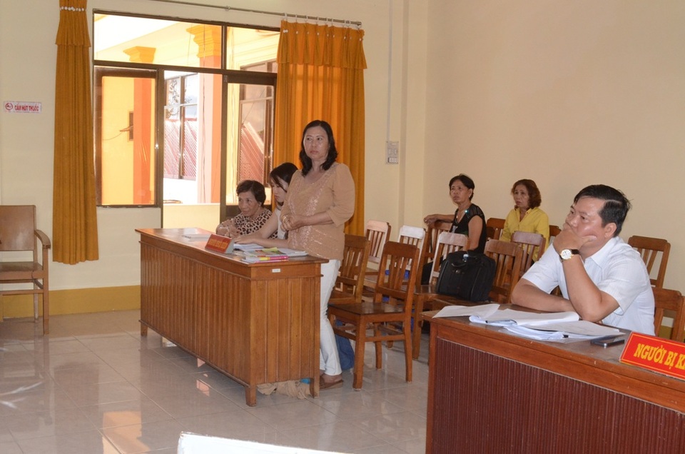 Dù sự việc thu hồi đất của của bà Phạm Thị Lang (người đứng) sai luật rõ ràng ra thế nhưng bà phải mất đến 8 năm, công lý mới mìm cười với bà