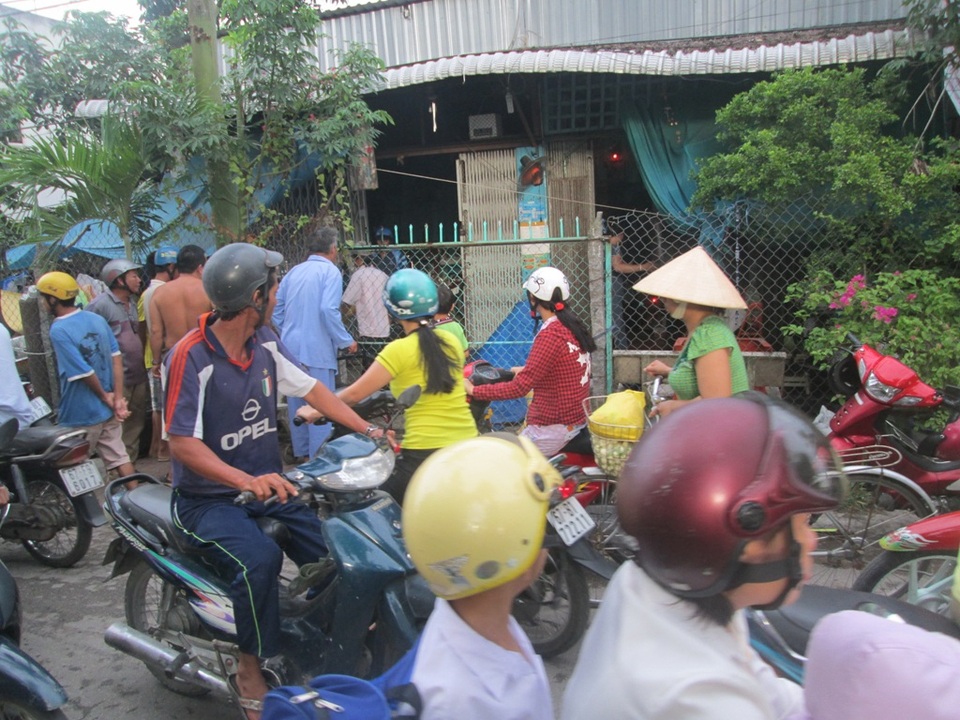 Tắc đường vì dân kéo nhau đi xem cá “khủng” hơn 200kg - 3 Lượng người kéo đến xem cá mỗi lúc một đông