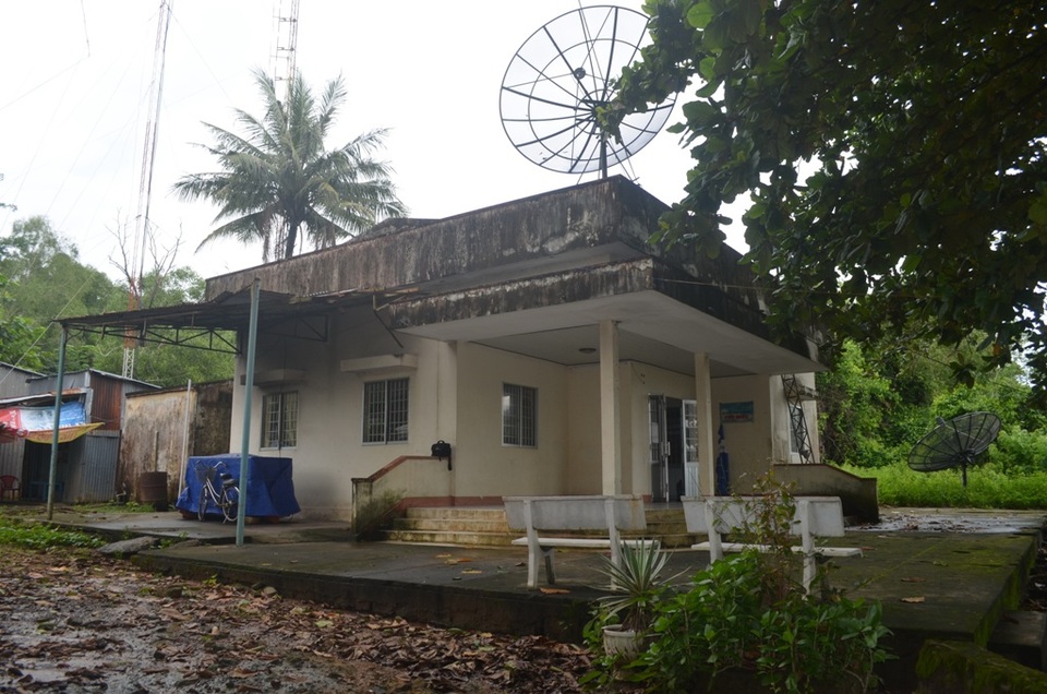 
Trưởng Đài truyền thanh huyện Phú Quốc dính hàng loạt sai phạm, đáng ra bị cách chức nhưng vì có nhiều đóng góp cho sự nghiệp phát thanh nên tổ chức chỉ cảnh cáo về mặt Đảng và chính quyền.
