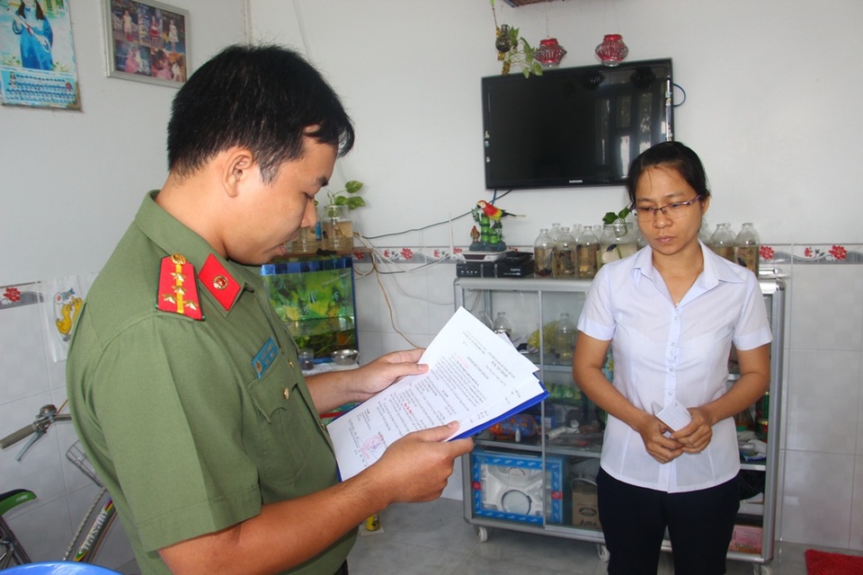 
Đối tượng Trương Thị Tuyết Mai nghe lệnh bắt tạm giam và khám xét nơi ở
