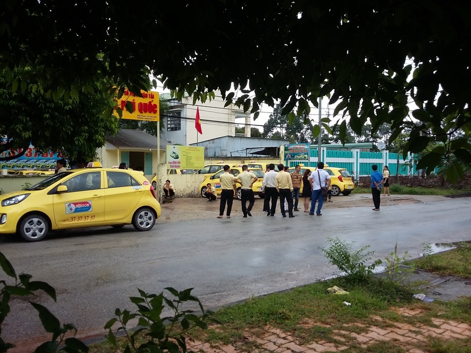 Hàng trăm tài xế taxi ở Phú Quốc đình công - 2 Hàng trăm tài xế taxi ở Phú Quốc đình công - 2