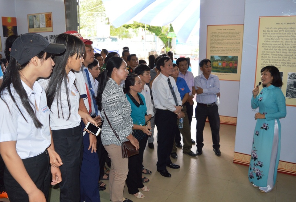 Sau buổi khai mạc, đã có đông đảo cán bộ, chiến sĩ, giáo viên, học sinh và người dân Phú Quốc đến tham quan triển lãm