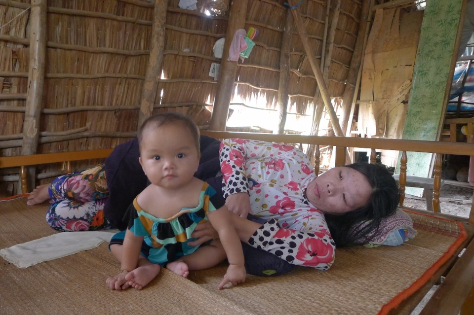 
Dù được xuất viện về nhà mấy ngày qua nhưng đến nay sức khỏe chị Hồng Cẩm còn rất yếu. Bệnh tình có thể tái phát và phải phẫu thuật tiếp nên chị rất lo lắng
