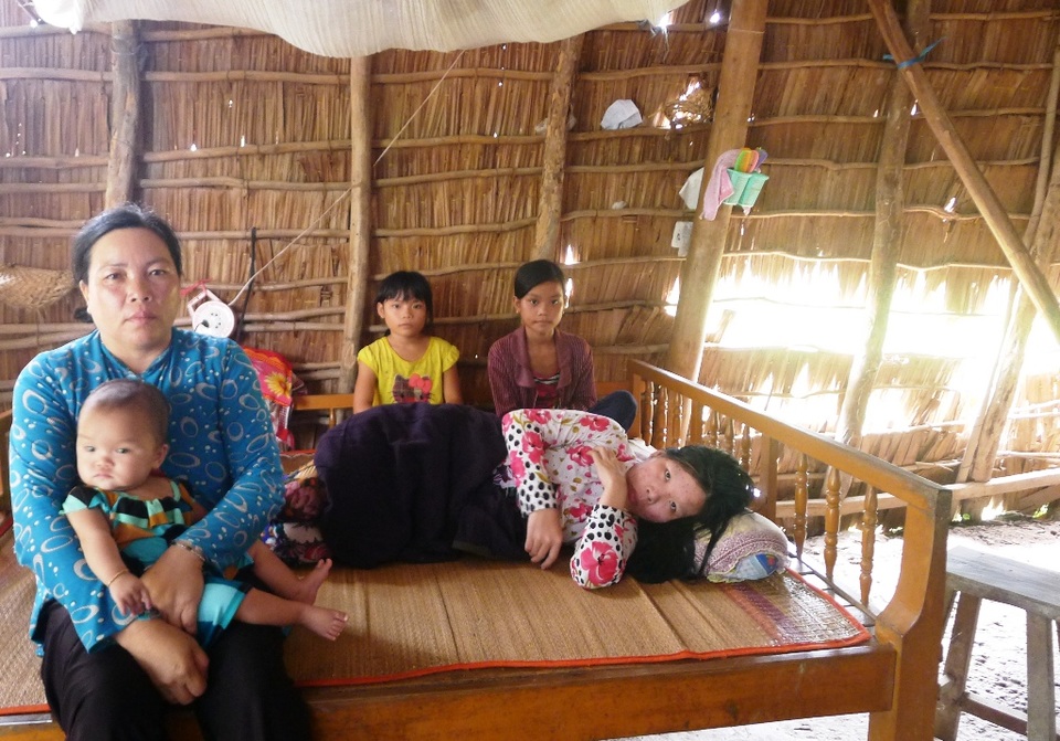 
Bà Nguyễn Thị Trúc Linh - mẹ chị Hồng Cẩm chẳng thể làm thêm được việc gì ngoài việc chăm sóc cho chị Cẩm và 3 đứa cháu ngoại.
