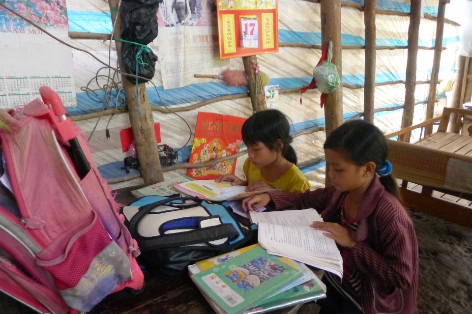 
Gia đình khó khăn quá nên vợ chồng người con gái thứ 2 gửi hai cháu Trần Thị Yến Nhi và cháu Trần Thị Phương (cháu Nhi học lớp 5, cháu Phương học lớp 3) cho vợ chồng ông Điệu nuôi mấy năm qua.
