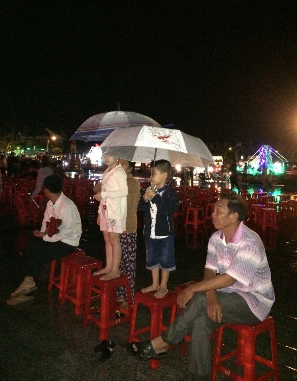 Hàng nghìn người đội mưa dự khai mạc Lễ hội anh hùng Nguyễn Trung Trực - 3 Hàng nghìn người đội mưa dự khai mạc Lễ hội anh hùng Nguyễn Trung Trực - 3