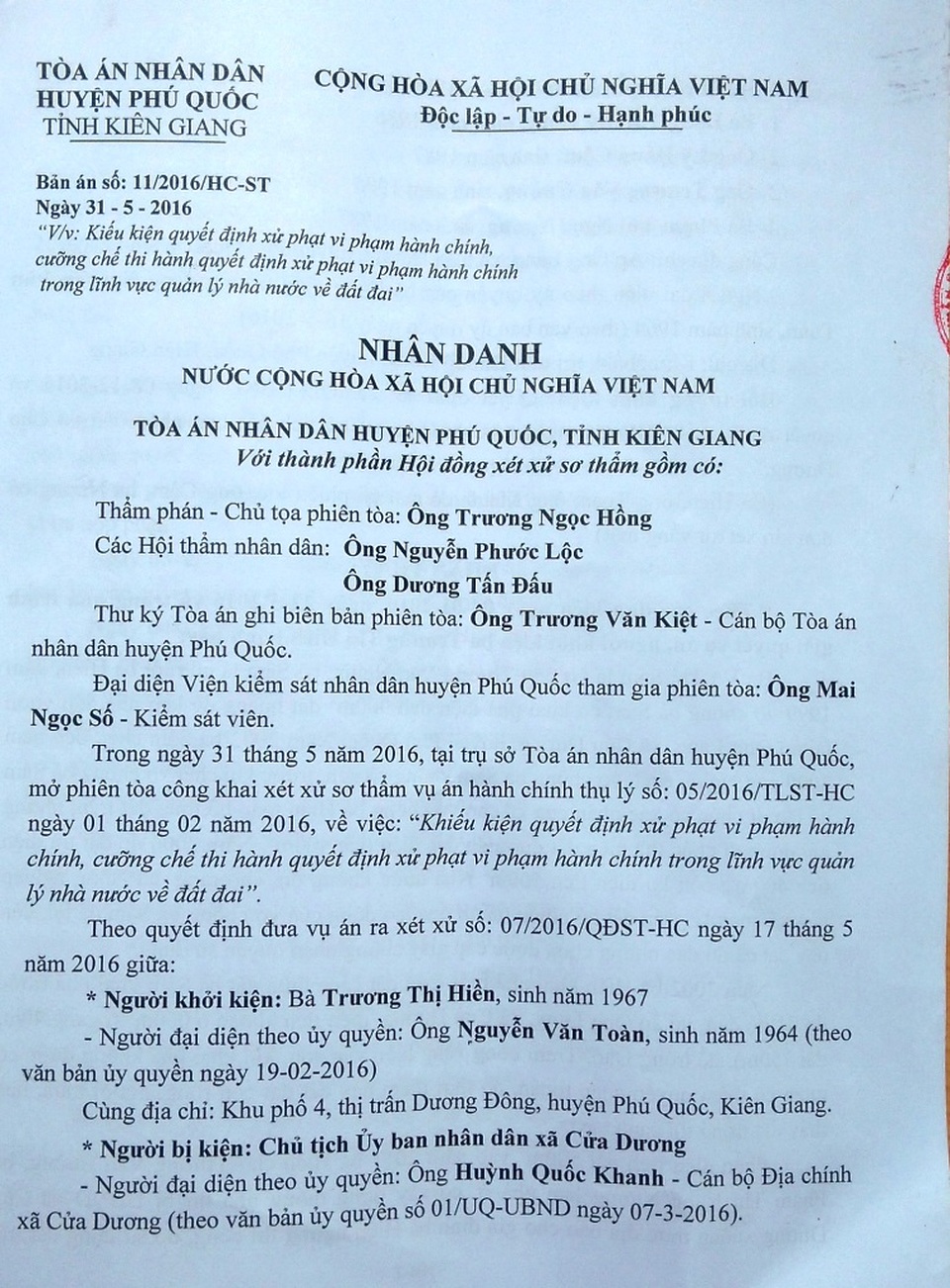 Chủ tịch xã thua kiện trước dân, tòa phúc thẩm bác đơn kháng cáo! - 2 Không đồng ý với bản án sơ thẩm, Chủ tịch xã Cửa Dương kháng cao, tuy nhiên tại phiên tòa phúc thẩm ngày 27/9, HĐXX đã bác toàn bộ kháng cáo của Chủ tịch xã Cửa Dương.