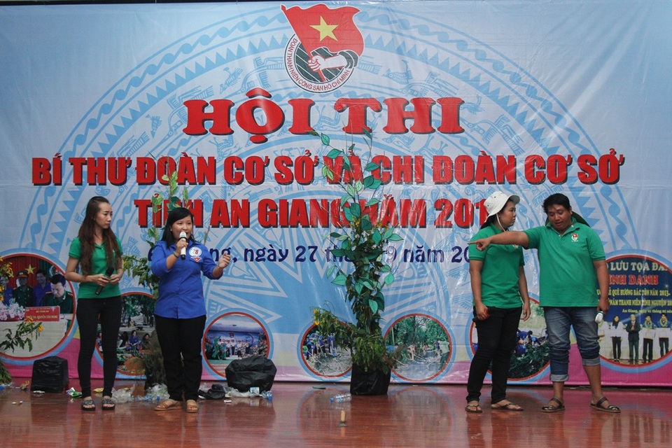 “Thủ lĩnh thanh niên” An Giang sôi nổi tranh tài - 1
Nhiều thí sinh chọn hình thức sân khấu hóa để thực hiện phần thi tự giới thiệu. Nhiều tiết mục mang đậm dấu ấn của tuổi trẻ, để lại ấn tượng sâu sắc đối với khán giả và Ban Giám khảo