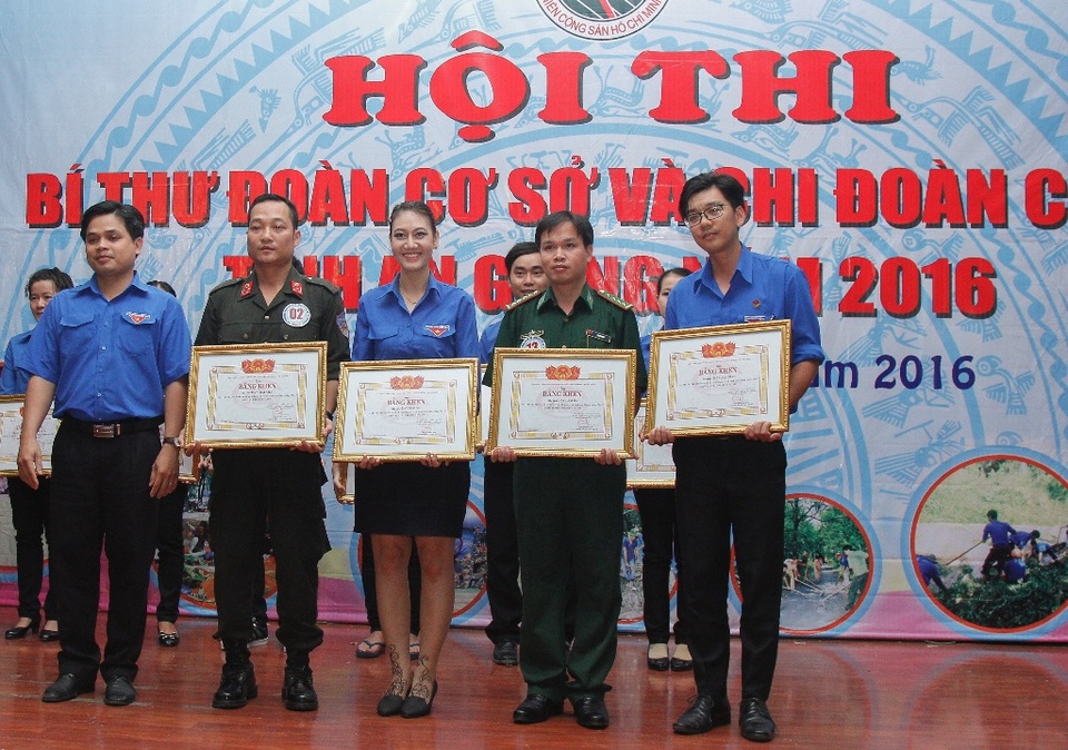 “Thủ lĩnh thanh niên” An Giang sôi nổi tranh tài - 2
Ban Tổ chức trao giải cho các thí sinh đạt thành tích xuất sắc