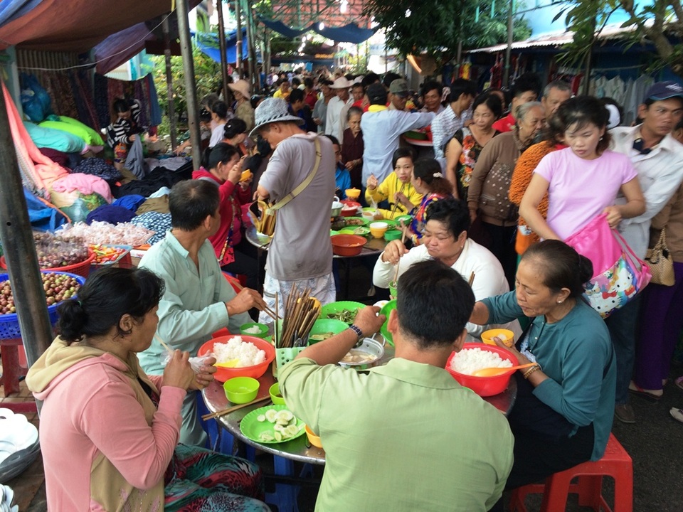 “Nghẹt thở” chen chân… tại lễ hội anh hùng áo vải Nguyễn Trung Trực - 11 “Nghẹt thở” chen chân… tại lễ hội anh hùng áo vải Nguyễn Trung Trực - 11