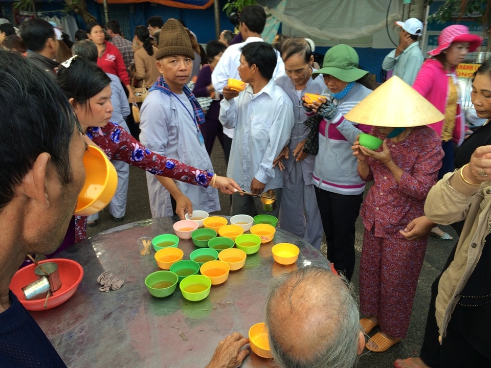 “Nghẹt thở” chen chân… tại lễ hội anh hùng áo vải Nguyễn Trung Trực - 12 “Nghẹt thở” chen chân… tại lễ hội anh hùng áo vải Nguyễn Trung Trực - 12