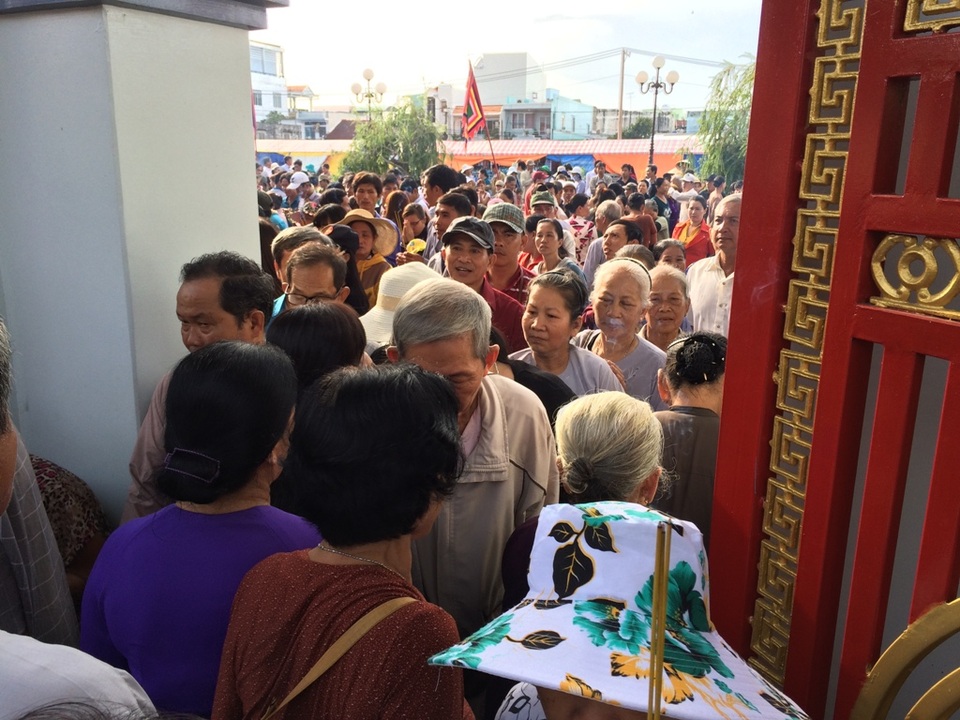 “Nghẹt thở” chen chân… tại lễ hội anh hùng áo vải Nguyễn Trung Trực - 4 “Nghẹt thở” chen chân… tại lễ hội anh hùng áo vải Nguyễn Trung Trực - 4