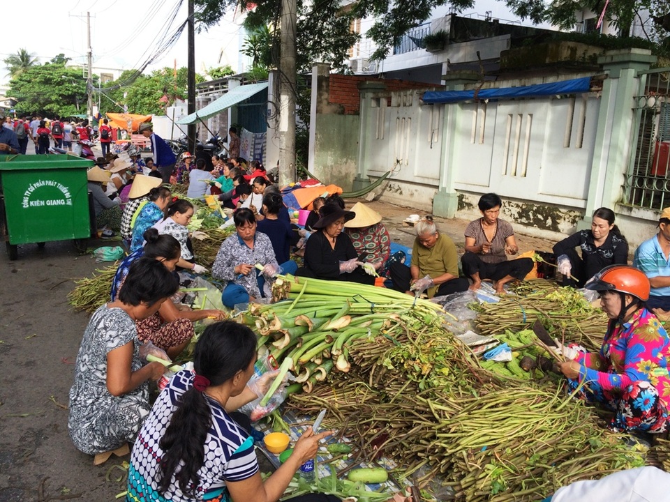 “Nghẹt thở” chen chân… tại lễ hội anh hùng áo vải Nguyễn Trung Trực - 8 “Nghẹt thở” chen chân… tại lễ hội anh hùng áo vải Nguyễn Trung Trực - 8