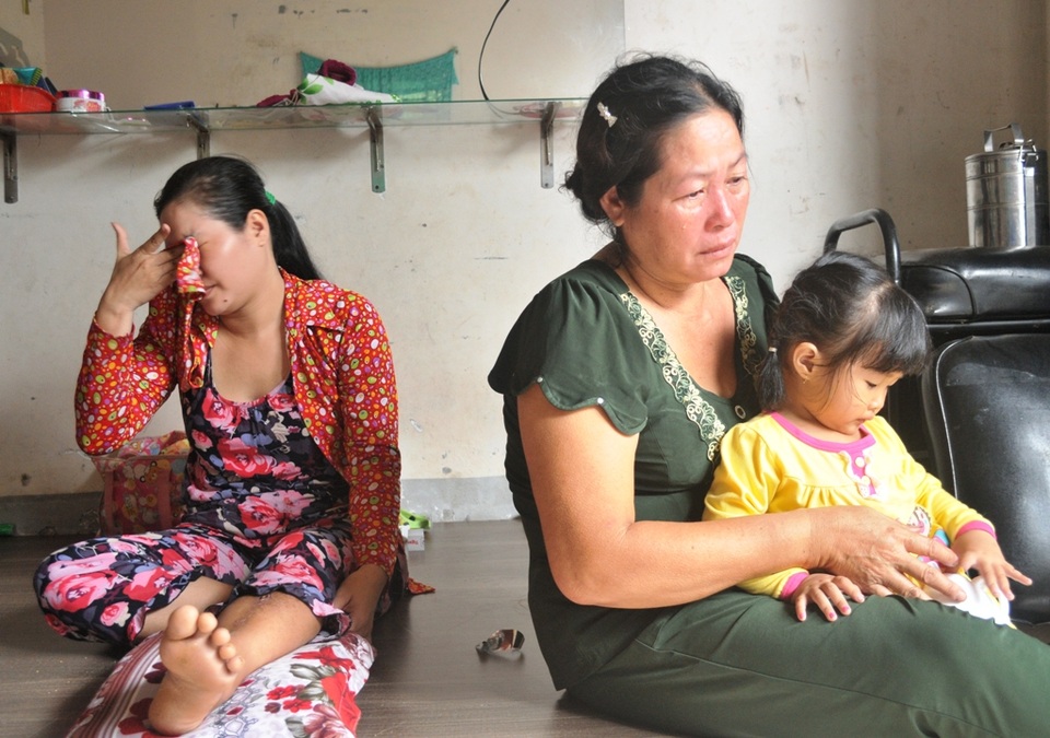 Khổ cảnh vợ chống nạng thăm chồng bị điện giật cháy khét 2 chân - 1
Kể về cảnh khốn khó của vợ chồng con gái mình, hai mẹ con bà Trương Thị Thu Bích khóc cạn nước mắt