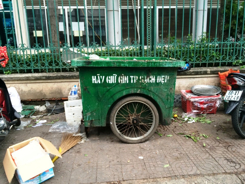 Rác… bủa vây bệnh viện Kiên Giang - 9 Thùng rác và rác bên ngoài ngang nhau...