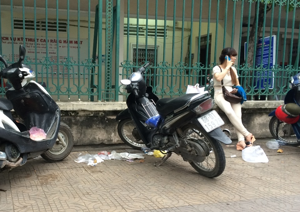 Rác… bủa vây bệnh viện Kiên Giang - 2 Rác… bủa vây bệnh viện Kiên Giang - 2