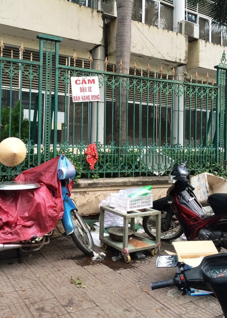 Rác… bủa vây bệnh viện Kiên Giang - 5 Tuyến hành lang bệnh viện thuộc đường Kiều Công Thiện, ngổn ngang dụng cụ của những người bán hàng rong che hết lối đi