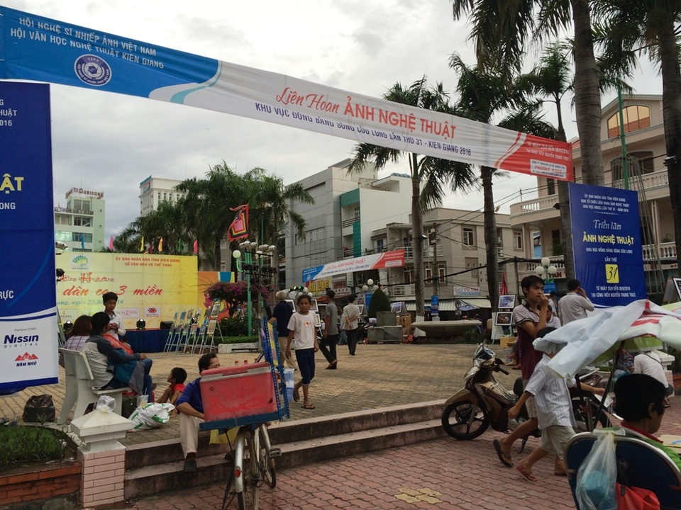 Những hình ảnh “thiếu văn hóa”… tại Lễ hội Nguyễn Trung Trực - 8 Những hình ảnh “thiếu văn hóa”… tại Lễ hội Nguyễn Trung Trực - 8