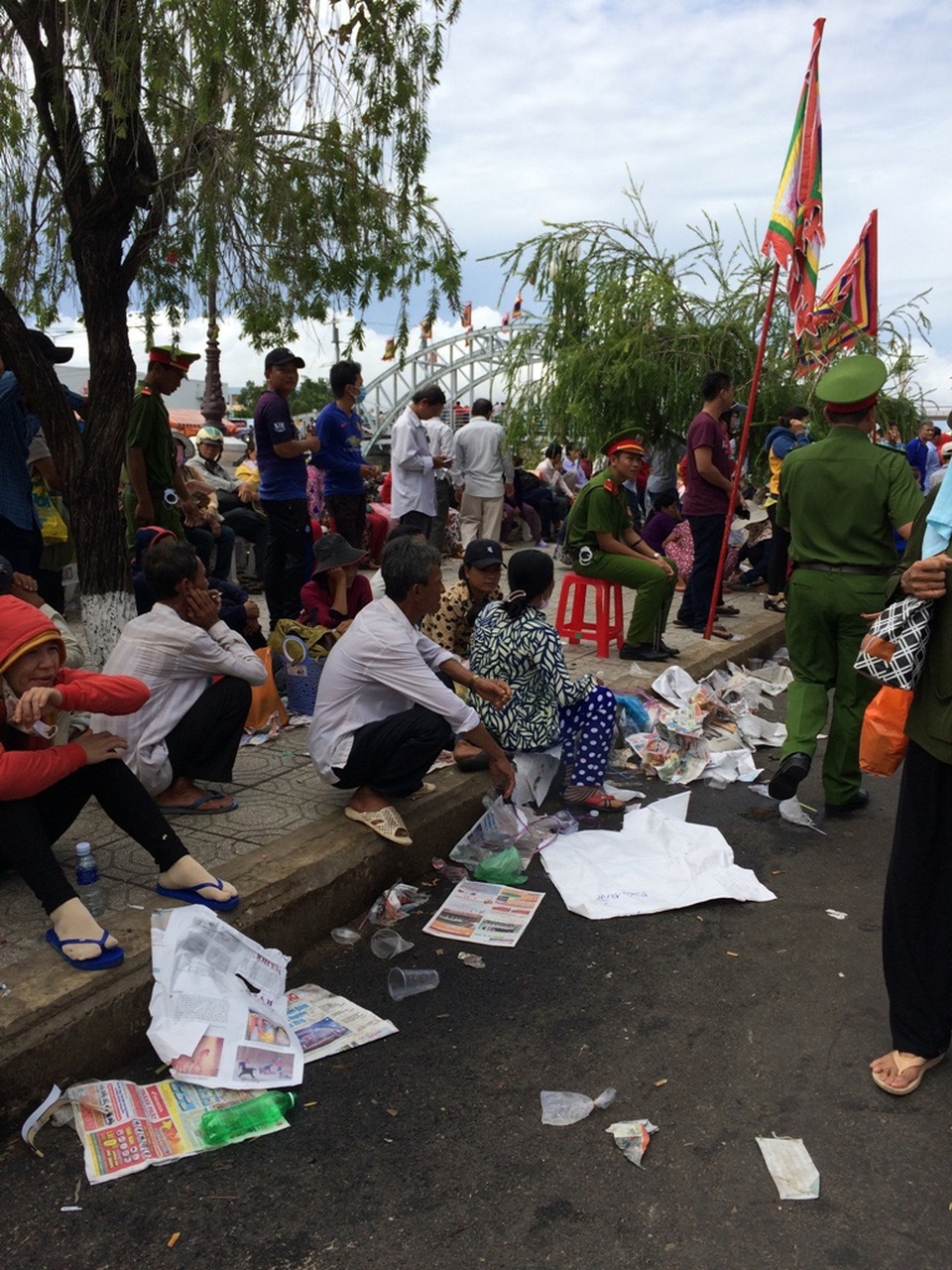 Những hình ảnh “thiếu văn hóa”… tại Lễ hội Nguyễn Trung Trực - 5 Những hình ảnh “thiếu văn hóa”… tại Lễ hội Nguyễn Trung Trực - 5