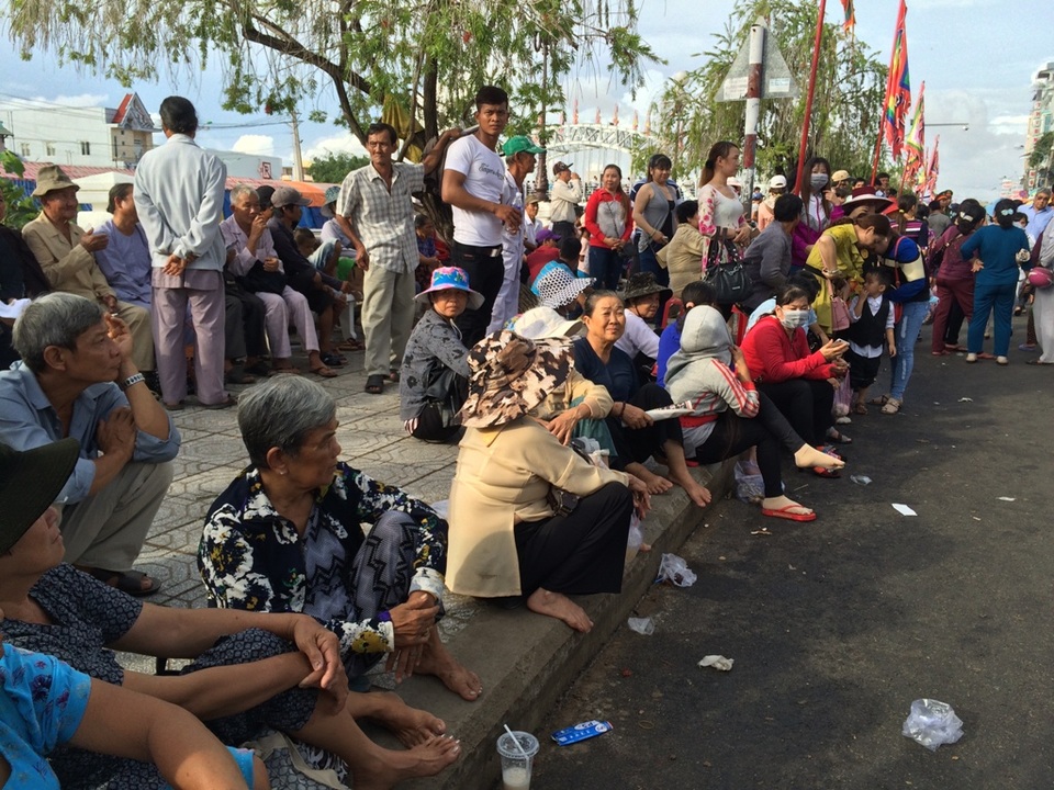 Những hình ảnh “thiếu văn hóa”… tại Lễ hội Nguyễn Trung Trực - 1 Những hình ảnh “thiếu văn hóa”… tại Lễ hội Nguyễn Trung Trực - 1