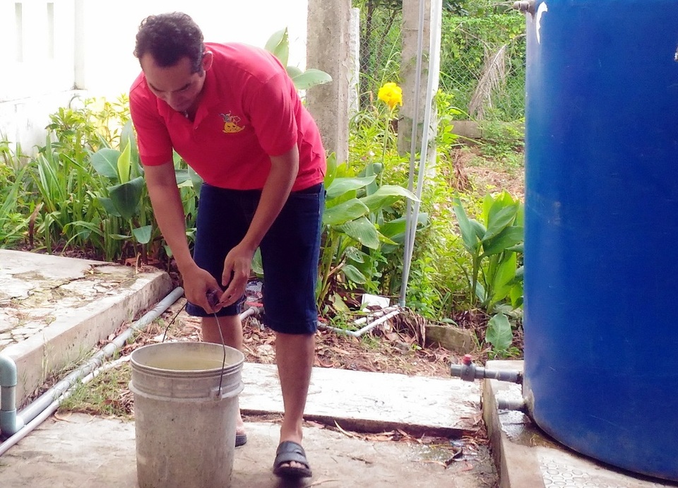 Thầy giáo trẻ lấy tiền lương… nuôi học trò nghèo - 3 Mỗi buổi sáng, thầy Thắng dậy sớm để chuẩn bị đồ ăn cho các con của mình. Hết giờ học buổi sáng, thầy trò quây quần bên nhau trong buổi cơm trưa