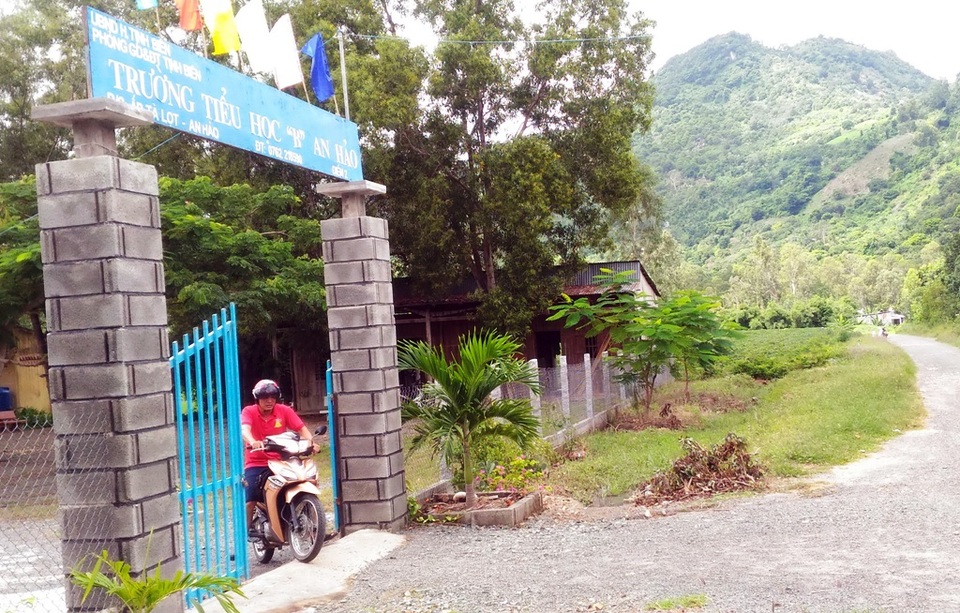 Thầy giáo trẻ lấy tiền lương… nuôi học trò nghèo - 1 Điểm lẻ trường tiểu học B An Hảo giữa núi Dài và núi Cấm. Hiện có khoảng 71 học sinh đang theo học