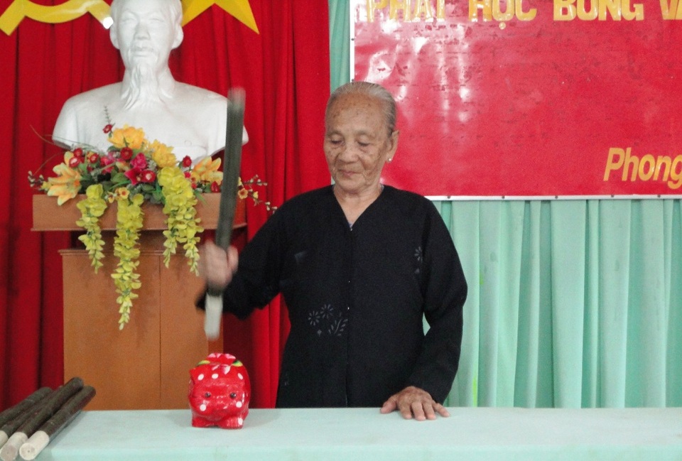 Cảm phục hai bậc cao niên hết lòng với công tác khuyến học - 2 Theo cụ Liên, để giúp học trò nghèo, xây dựng xã hội học tập thì không chỉ mình cụ hay ông Chủ tịch Hội Khuyến học mà cần cả xã hội vào cuộc.