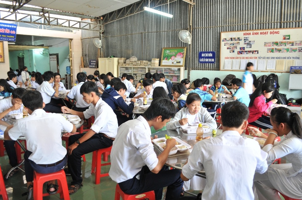Cảm phục hai bậc cao niên hết lòng với công tác khuyến học - 3 Hiện nay bếp ăn khuyến học của thầy giáo Mốt mỗi ngày phục vụ trên 400 suất ăn.