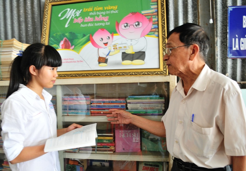 Cảm phục hai bậc cao niên hết lòng với công tác khuyến học - 4
Tại bếp ăn, Thầy Mốt cùng các thành viên xây dựng tủ sách khuyến học cho các em học sinh.