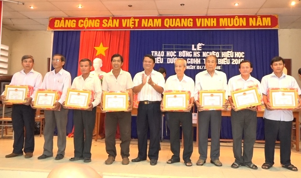 Dịp này Hội Khuyến học TP Long Xuyên còn trao bằng khen cho 18 gia đình hiếu học tiêu biểu.