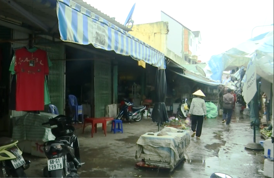 Vì sao tiểu thương Kiên Giang quyết liệt phản đối vào chợ mới? - 4
17 ki ốt buộc di dời vào chợ Bắc Sơn mới để chính quyền địa phương lấy đất làm đường, tuy nhiên quyền lợi của các tiểu thương này chính quyền địa phương chưa xem xét thấu đáo